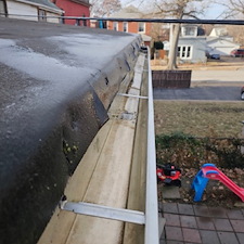 Amazing-gutter-cleaning-in-St-Louis-MO 1